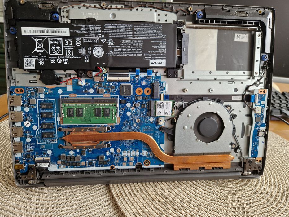 Вмикається На запчастини або під ремонт Lenovo v15-iil model82c5 ddr4 intel i5 10th gen