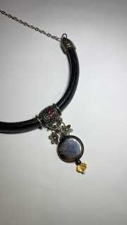 Colar de couro com pedra natural