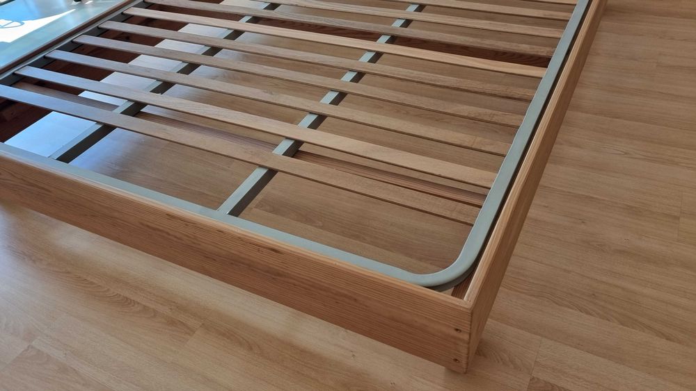Cama casal-robusta-160x200-pinho maciço + estrado – excelente estado.