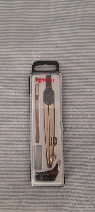Estojo de lápis e canetas Quicksilver e compasso Rotring