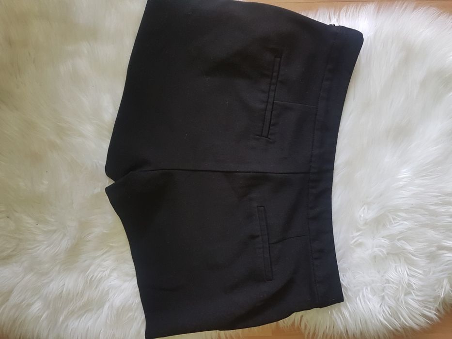 Krótkie czarne spodenki na zakładkę cache