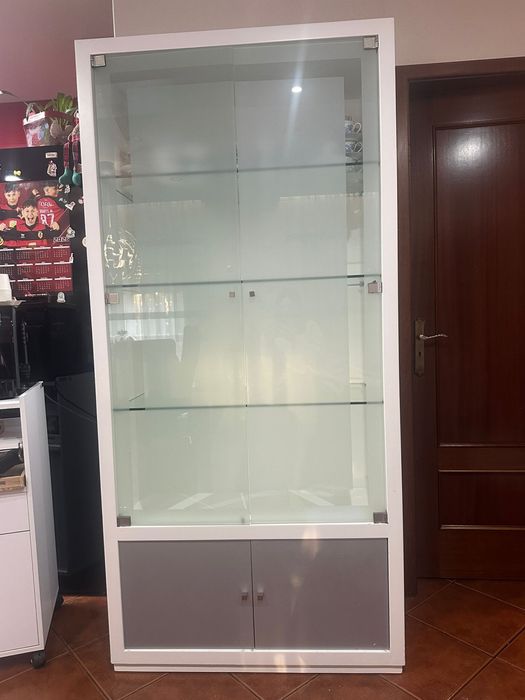 Movel branco com portas de vidro