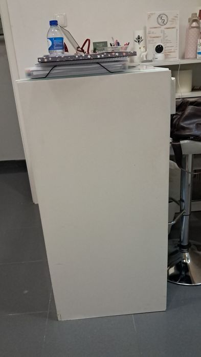 3 Cadeiras e 1  balcão de recepção