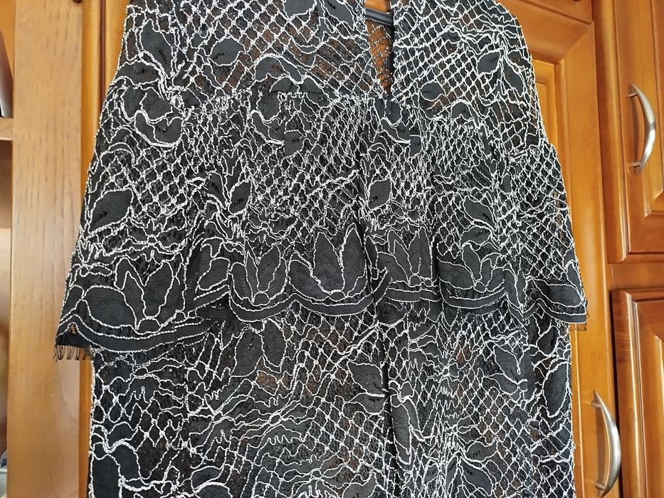 Baixei o preço - Blusa em renda preta e branca
