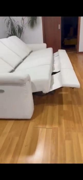 Sofá grande e excelente com suporte para pés