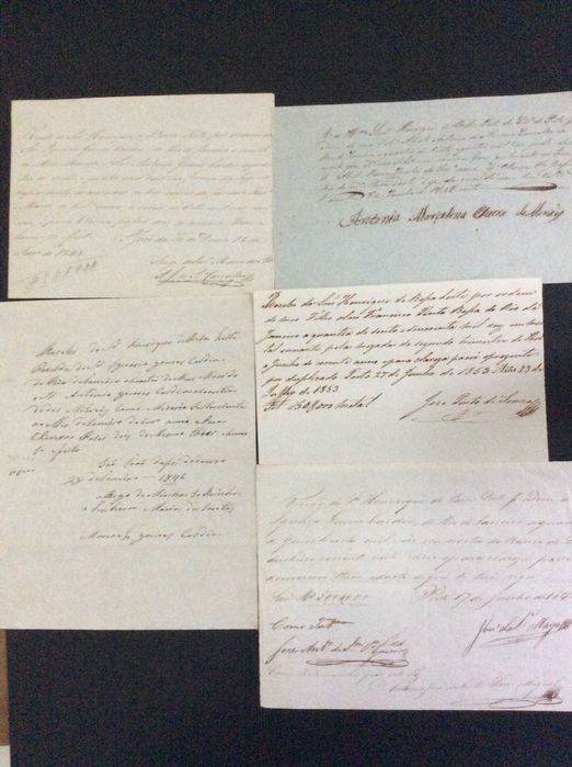 Manuscritos datados do século XIX. Lote com 5 recibos de pagamento.