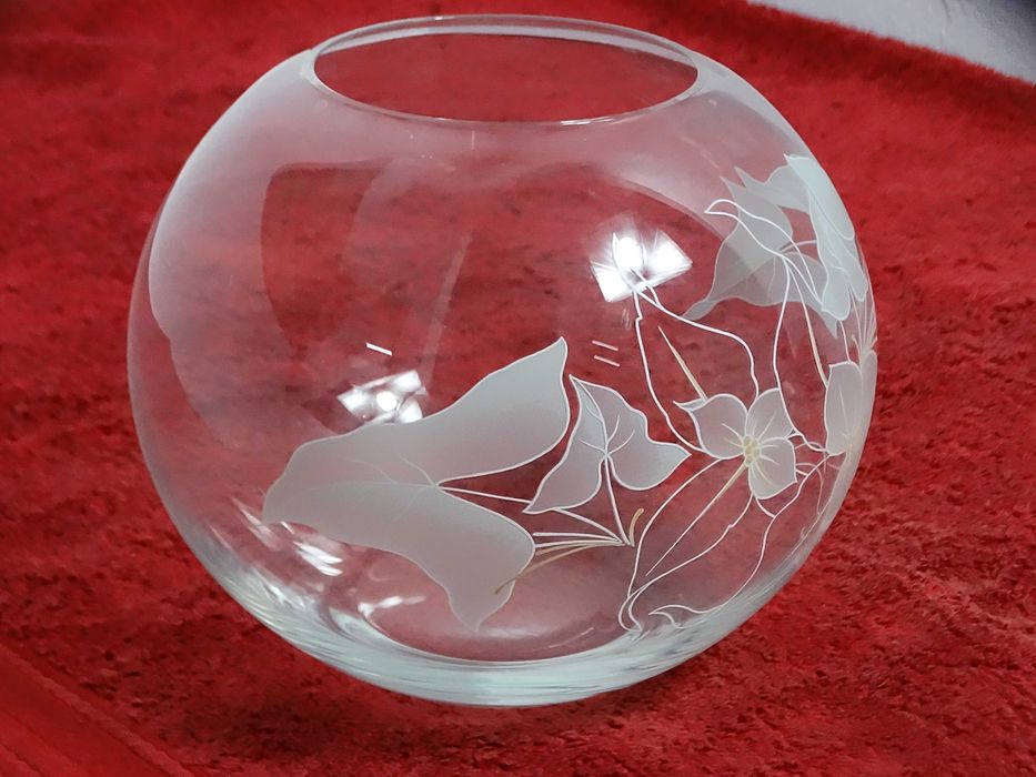 Elegancka szklana waza KULA – matowy motyw kwiatowy | 17,5 cm