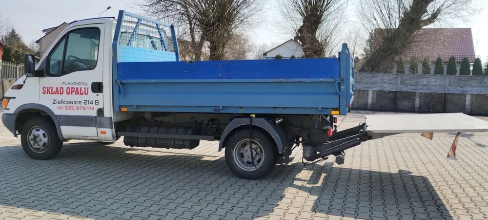Iveco Daily  samochód dostawczy Iveco Daily z windą załadowczą