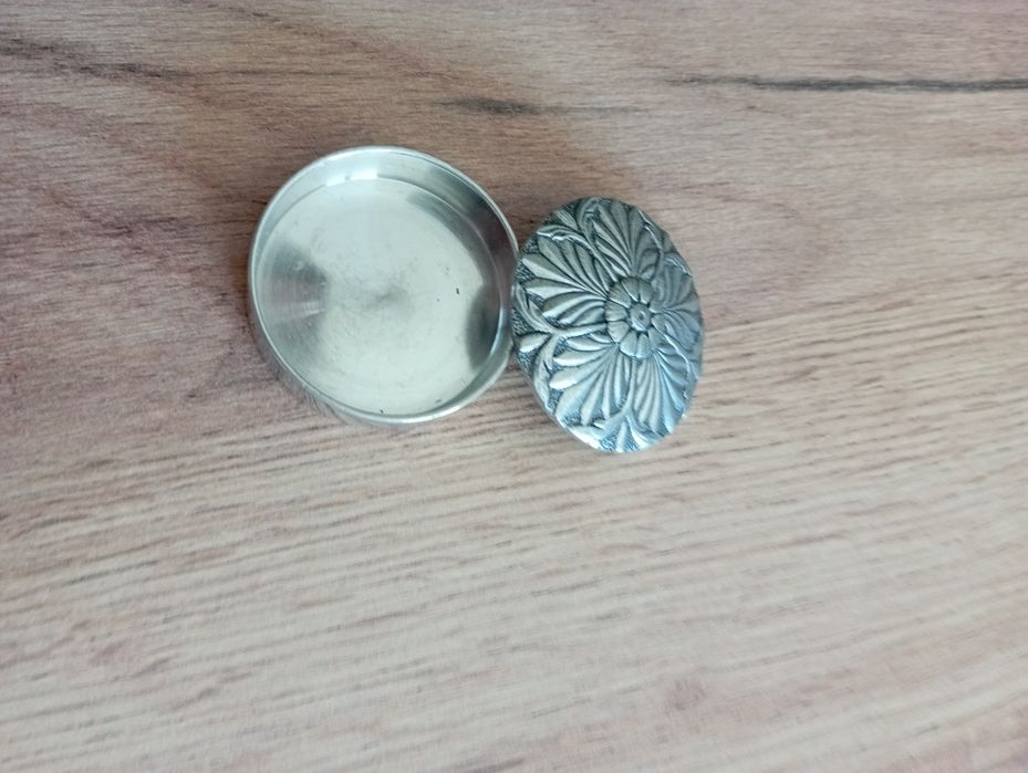 Caixa antiga em aço para levar comprimidos