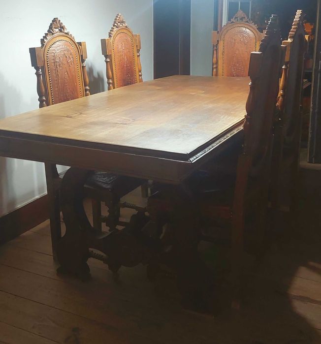 Mesa e cadeiras de sala