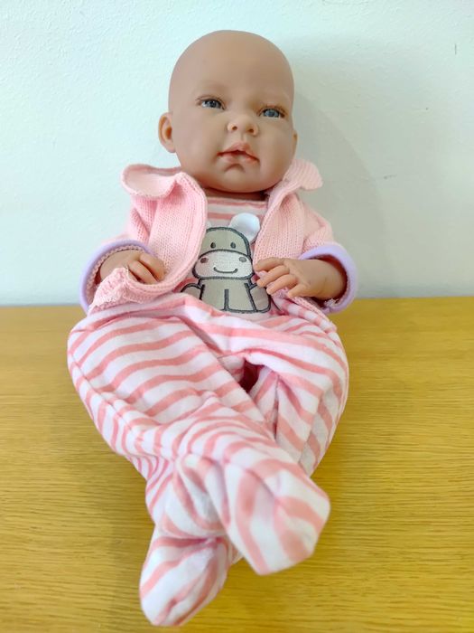 Lalka Bobas w śpioszkach i sweterku.