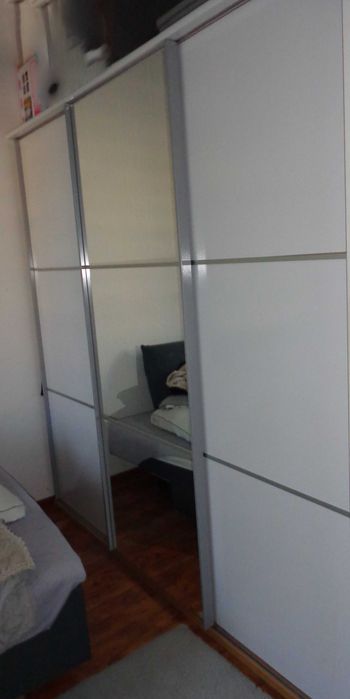 Front do szafy wnękowej przesuwnej z wewnętrznymi elementami