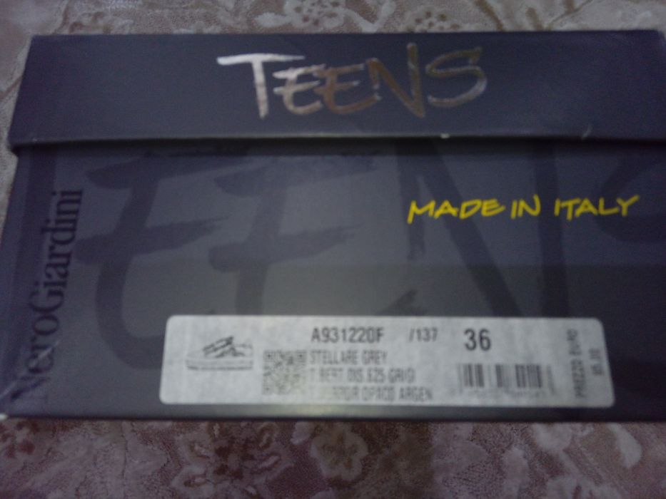 Жіночі кросівки.