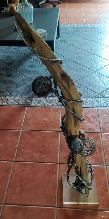 Escultura de madeira e aço