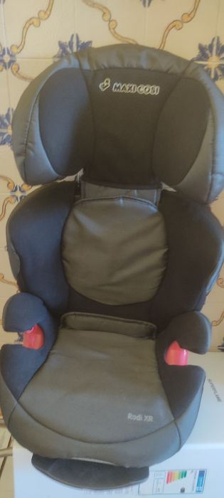 Cadeira Auto bebé cor cinza e preta