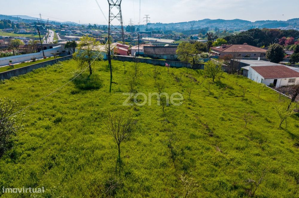 Terreno com 2120m2 em Serzedelo, Guimarães