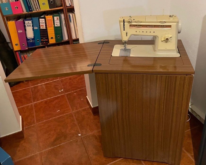Máquina de costura antiga -  Singer