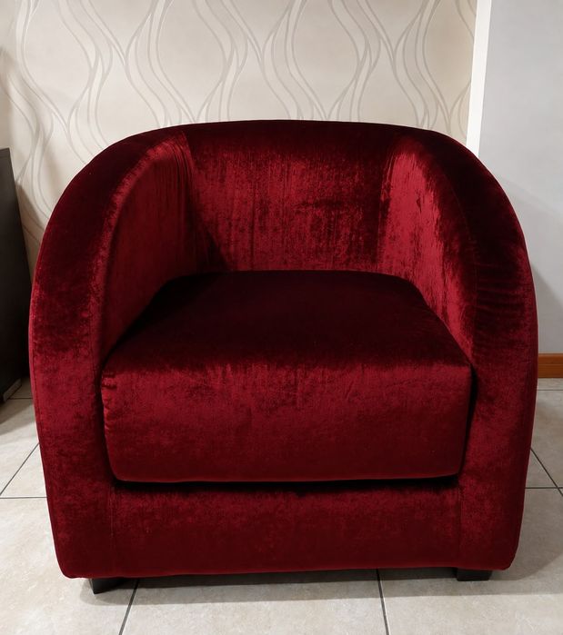 Conjunto de duas Poltronas 
Conjunto de 2 Poltronas em Veludo Vermelho + Almofadas | Excelente Estado