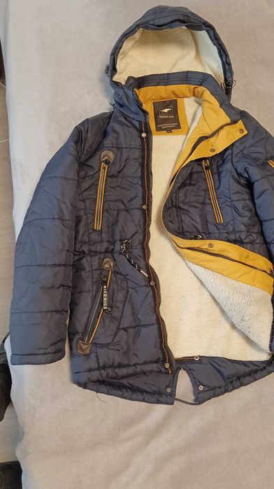 Продам якісну зимову куртку на хлопчика. В гарному стані.