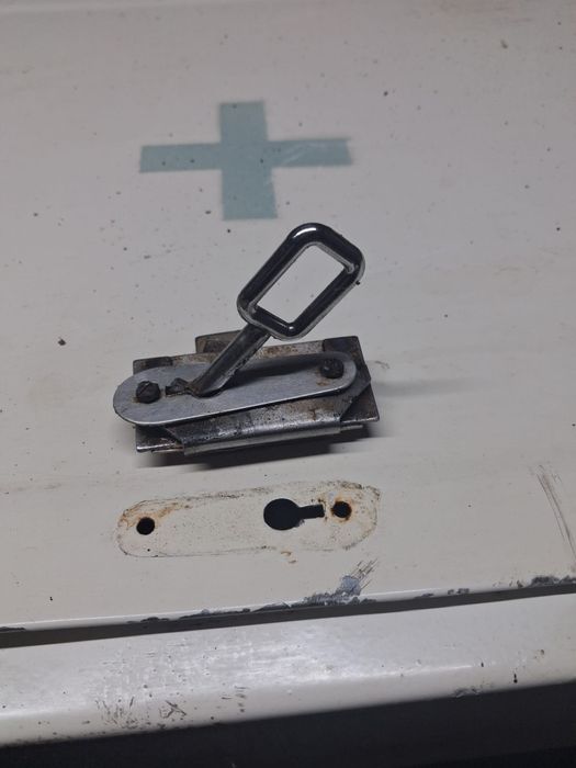 skrynka metalowa apteczka prl medyczna