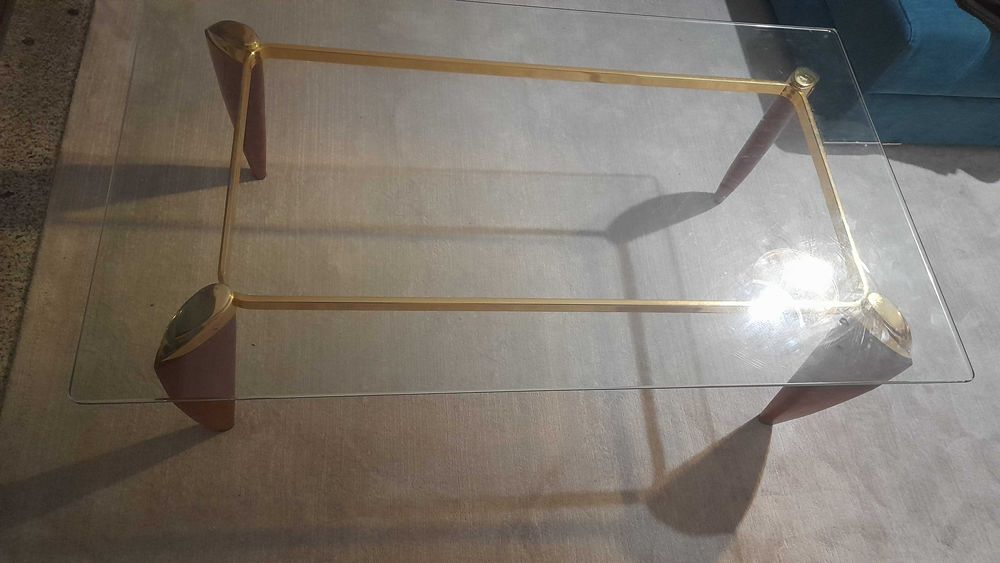 Mesinha de centro com pernas em castanho marmoreado e tampo de vidro