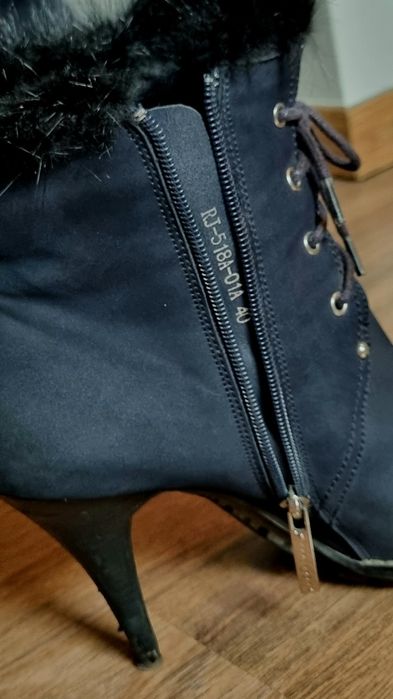 Botki na obcasie z futrem z norek