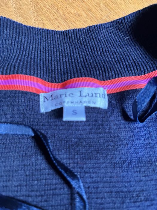 Bleser, sweterek Marie Lund. Na zamek. Dopasowany.