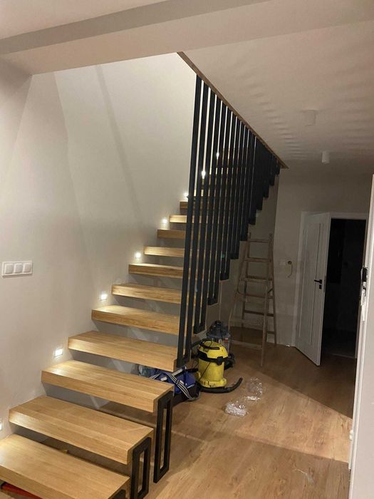 Schody na konstrukcji metalowej