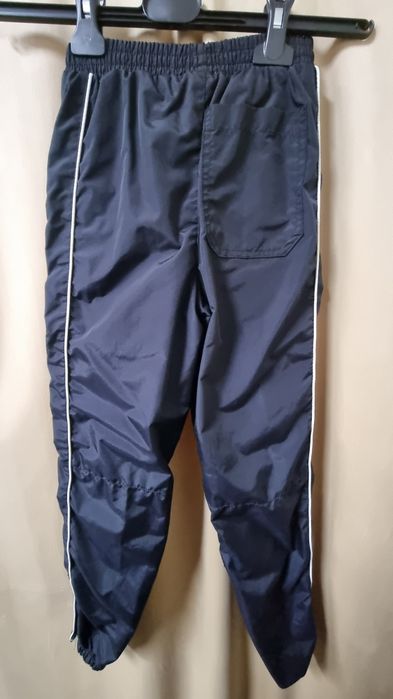 Czarne spodnie dresowe ortalionowe 122/128 chłopięce cool by c&a
