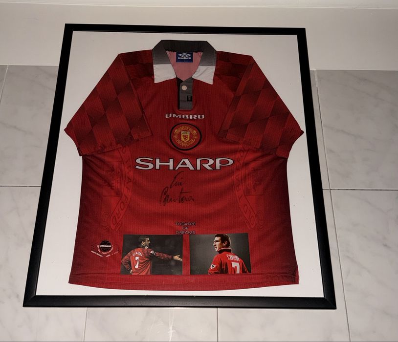 Eric Cantona Manchester united assinada e emoldurada