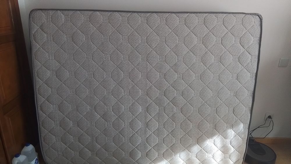 Cama  casal,  madeira, com duas mezinhas cabeceira tapos mármore