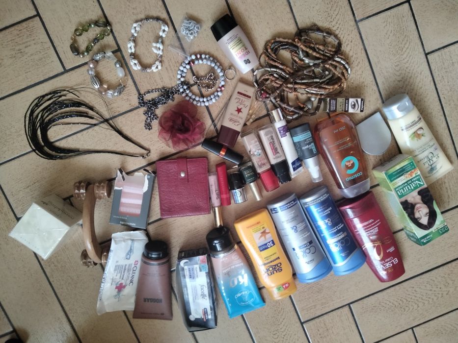 Duży zestaw kosmetyków i akcesoria, biżuteria