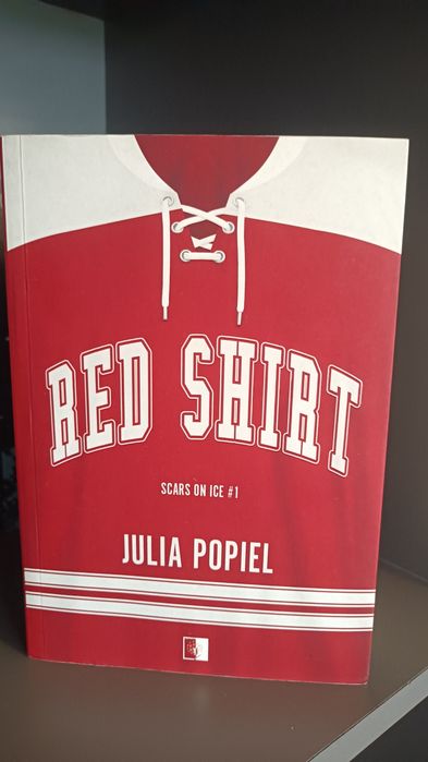Red shirt od Juli Popiel