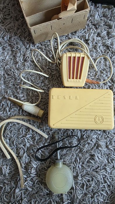 Kultowy mikrofon retro TESLA w pudełku z akcesoriami  PRL lata 60. 70