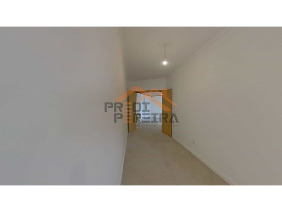 Apartamento T3 duplex remodelado, com box, situado em Casal de Cambra.
