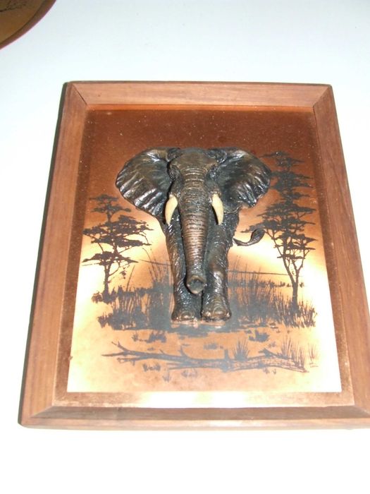 Pratos Decorativos em latão ... p elefante é em madeira e realçado