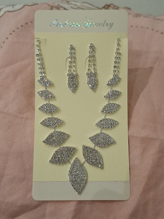 Conjunto colar e brincos folha em brilhantes
Novos