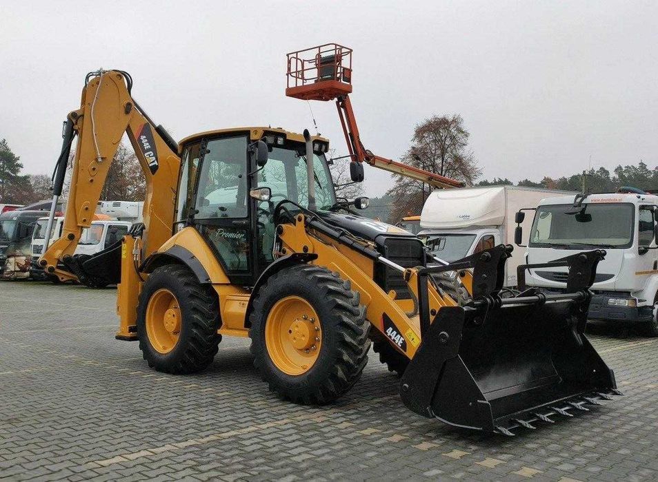 Екскаватор-навантажувач Caterpillar 444E