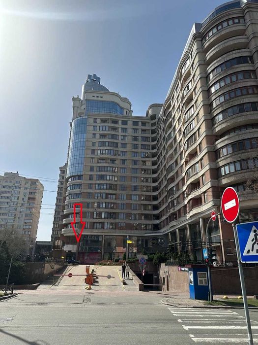 Центр, Вітрина 8 м висотою, Жилянська, 59, під шоурум, магазин