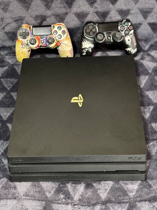 Продам PS 4 Pro 1 TB + 2 геймпада
