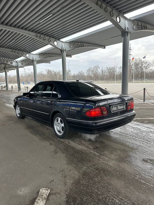 Mercedes Benz E210