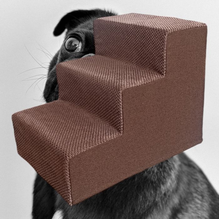 Коричневі сходинки для мопсів та інших собачок – чудовий аксесуар для