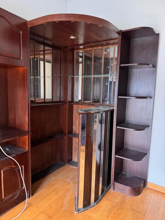 conjunto de móveis de sala de estar/jantar em madeira com um bar de ca