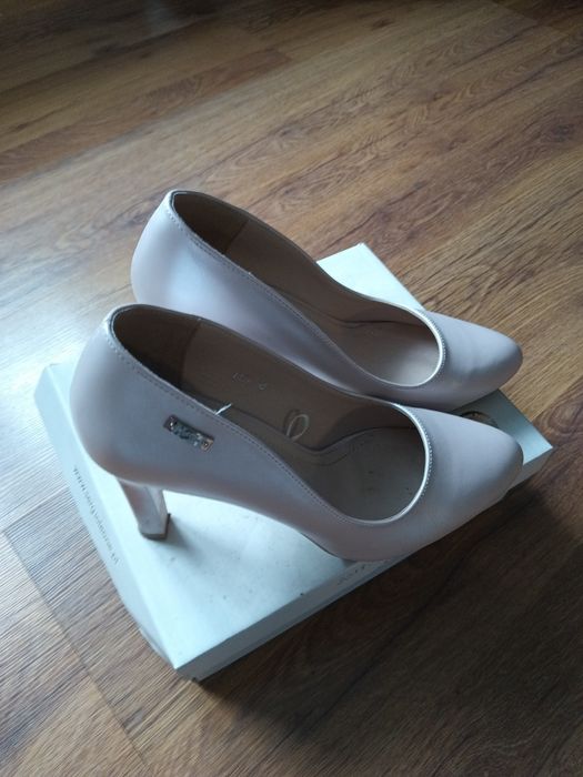 Szpilki na słupku perłowy róż