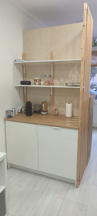 Móvel aparador usado para cantinho do café em salão de estética