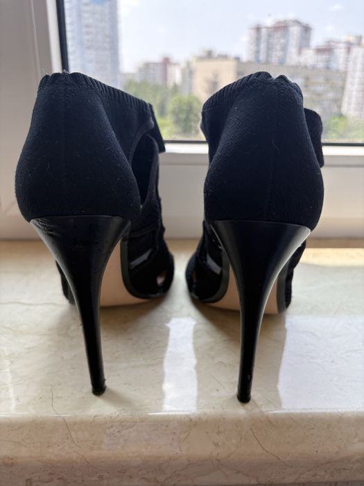 Продам жіночи  босоніжки Zara