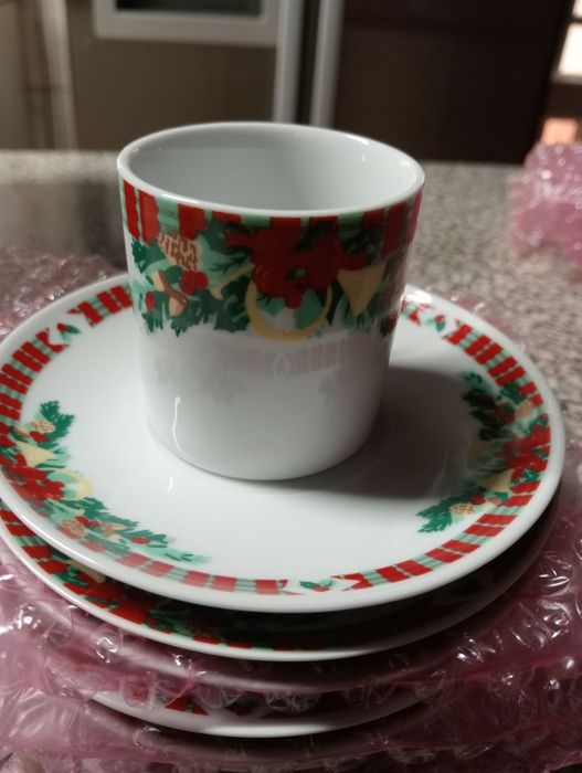 Chavenas de café e respectivos pratos