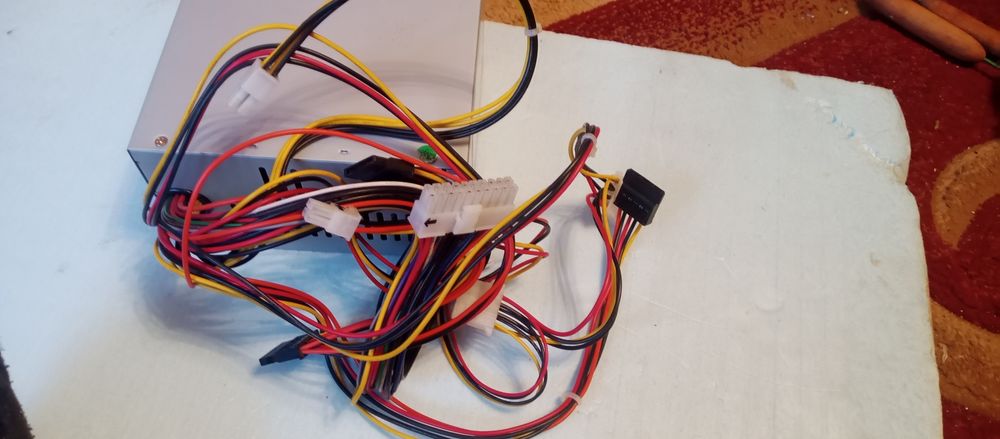 Блок живлення до компютера.