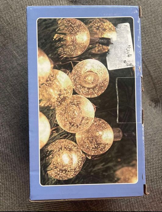 Сонячна вулична гірлянда з кульками.