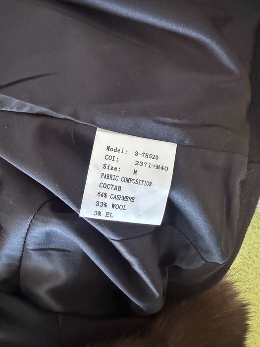 Kurtka zapinana z naturalnym obszyciem